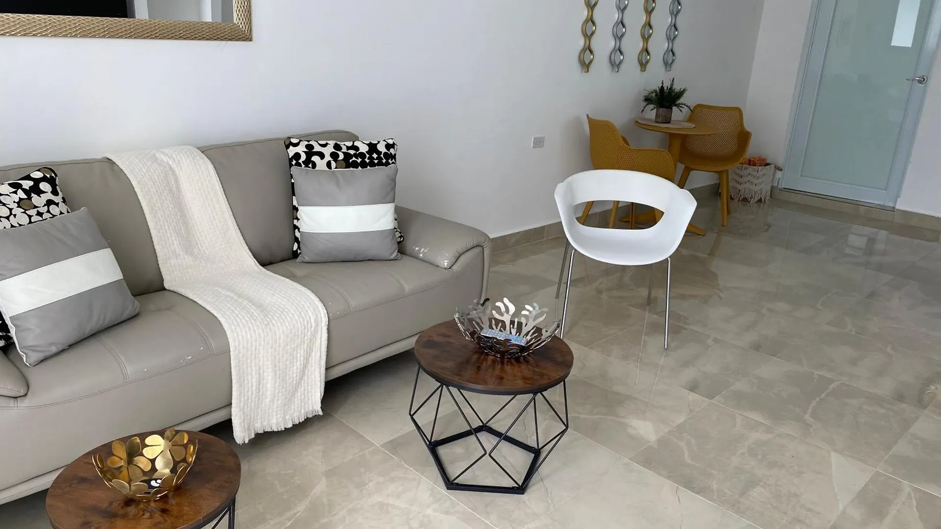 Modern Beach Retreat: 1-Bed Apt At Villa Iris Лукильо